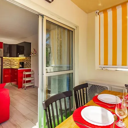 Fantasticstylish & Aircon, Near Lasamericas Apartment *