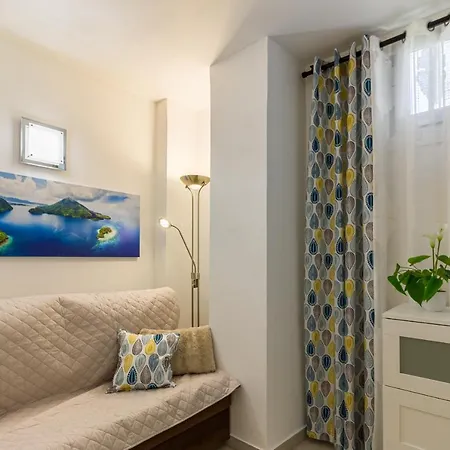 Fantasticstylish & Aircon, Near Lasamericas Apartment *