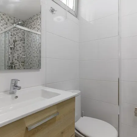 Fantasticstylish & Aircon, Near Lasamericas Apartment *